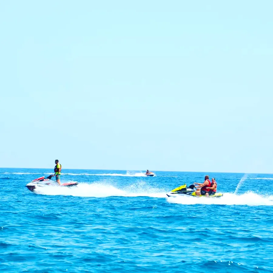 Eau turquoise de la baie de Fréjus