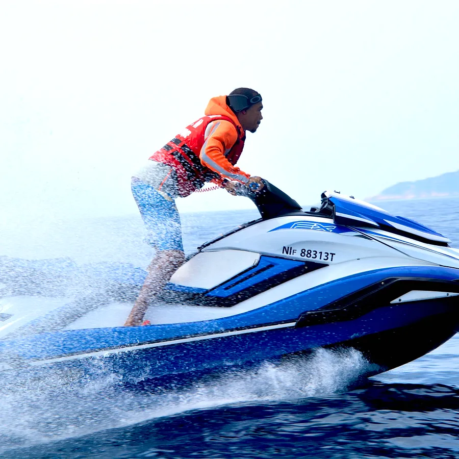 Jet ski rouge à pleine vitesse
